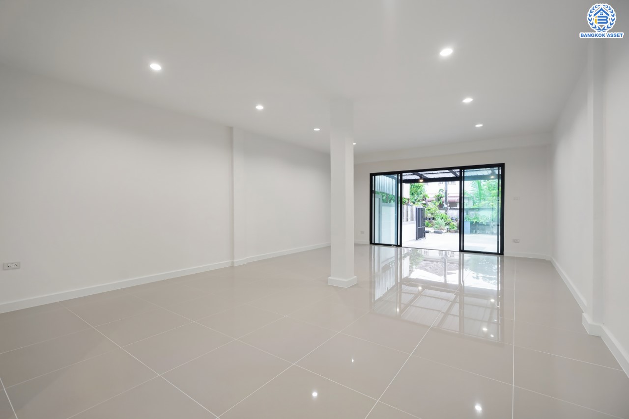 บ้านมือสองตกแต่งใหม่ ดีไซน์สวย ม.บ้านช่อชัยพฤกษ์ จรัญฯ-ปิ่นเกล้า เนื้อที่ 30.5 ตร.ว. ฟังก์ชัน 3 ห้องนอน 3 ห้องน้ำ จอดรถได้ 2 คัน รองรับทุกกิจกรรม บนทำเลเชื่อมต่อหลายเส้นทาง ใกล้จุดขึ้นทางด่วน "ศรีรัช" และรถไฟฟ้าสายสีแดง "สถานีบางบำหรุ"...